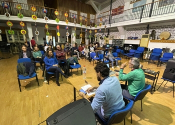 El esquema de las sesiones es el de cine-club clásico, con presentación, proyección y debate.