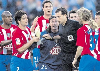Lizondo rodeado de jugadores del Atlético de Madrid.