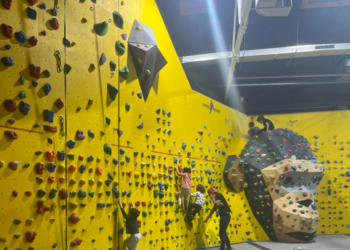Niños jugando en el rocódromo del barrio de San Isidro de València.