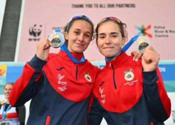 A la izquierda Paula Espinosa y a la derecha Miranda Torres.