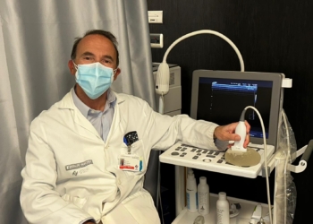 El doctor Márquez realizando una ecografía a una prótesis.