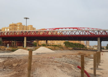 La zona del ‘puente rojo’ sigue pendiente de muchas obras, incluso se pensó en usar los bajos como espacio cultural | F. Abad