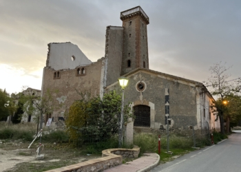 El palacio del conde es el edificio más imponente de un pequeño núcleo urbano que la Generalitat trata de recuperar.