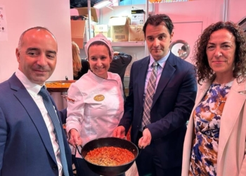 La chef Mónica Andreu sostiene el gazpacho marinero junto al alcalde de Torrevieja, Eduardo Dolón