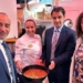 La chef Mónica Andreu sostiene el gazpacho marinero junto al alcalde de Torrevieja, Eduardo Dolón