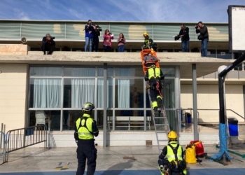 Los bomberos simulan un rescate en el IES Mare Nostrum.