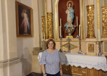 Mercedes Barberá frente a la Virgen de la Inmaculada Concepción en el interior de la Iglesia de San Vicente Ferrer.