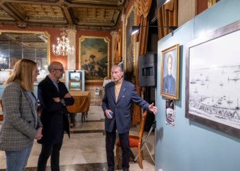 Antonio Conesa enseñando su exposición en el Casino / Foto: Joaquín Carrión.