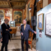Antonio Conesa enseñando su exposición en el Casino / Foto: Joaquín Carrión.