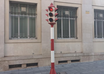 Los dos semáforos originales que se instalaron en Alicante