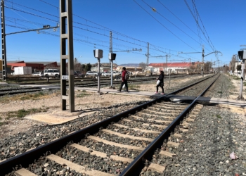 El paso a nivel de la calle Pintor Juan Gris será sustituido por un paso elevado y dos ascensores.