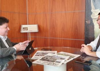 Un momento de la entrevista al alcalde, Juan Ramón Adsuara, realizada por nuestro director, Ángel Fernández.