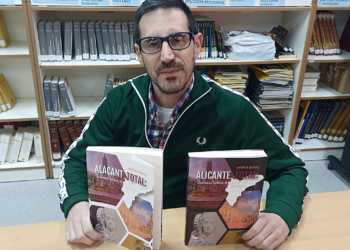 Antonio Adsuar con su libro, versionado en castellano y en valenciano.