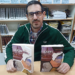Antonio Adsuar con su libro, versionado en castellano y en valenciano.