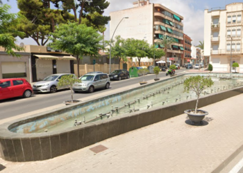 PSOE y Compromís demandan que se repare la fuente de la entrada que lleva años estropeada.