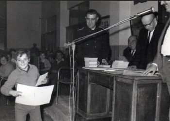 Javier Juan recibiendo una Mención Nacional en Alfafar a los ocho años (1976).