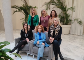 La presidenta de Memba con su junta directiva.