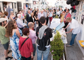 Los artistas salen a la calle durante la Nit de l’Art.