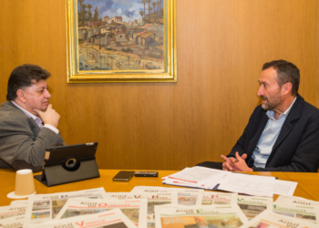 Un momento de la entrevista realizada por nuestro director, Ángel Fernández, al alcalde, Carlos González.