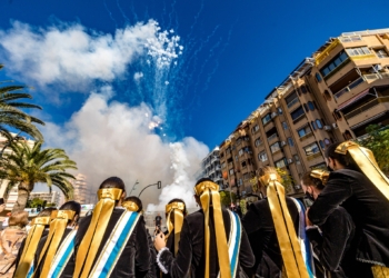 Benidorm recibe la primavera con el fuego de sus fallas