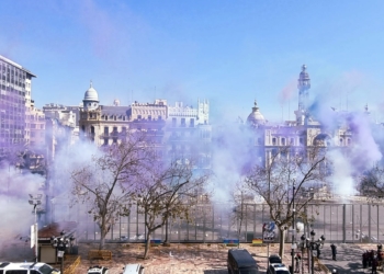 La pirotecnia Dragón dispara, durante 5 minutos, 107 kg de fuego y color en la Plaza del Ajuntament