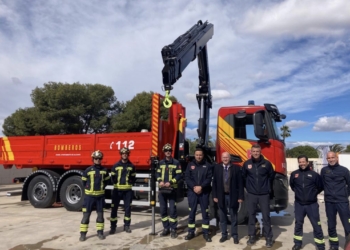 Los Bomberos de Alicante estrenan el nuevo camión grúa para mejorar la seguridad