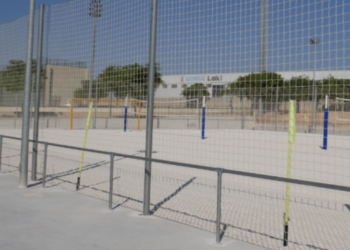 Crevillent mejora la arena de las pistas de fútbol y vóley playa