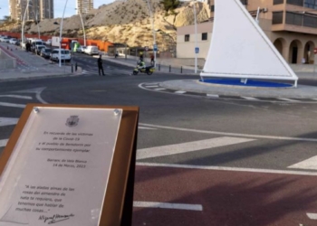 Centenares de vecinos rinden en Benidorm homenaje a las víctimas de la COVID-19