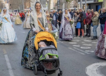 Las fallas de Benidorm ofrendan a la Mare de Deú del Sofratge