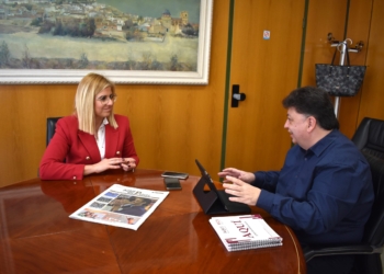 Nuestro director, Ángel Fernández, en un momento de la entrevista a la alcaldesa, Irene Navarro | Fotos: Javier Díaz