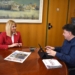 Nuestro director, Ángel Fernández, en un momento de la entrevista a la alcaldesa, Irene Navarro | Fotos: Javier Díaz