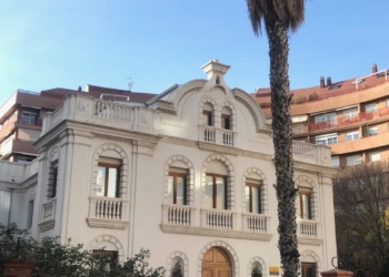 Vista frontal de las instalaciones de la Escuela.