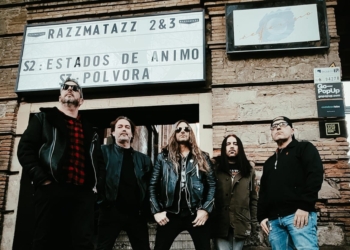 El grupo frente a la sala Razzmatazz | Natalia Rubio).