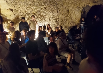 Los singulares Pozos de Garrigós han acogido tres proyecciones audiovisuales inéditas sobre el Benacantil