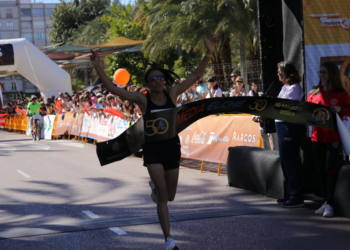 El británico Ben Connor gana la 50a Media Maratón Internacional de Elche con un tiempo de 1:05:09
