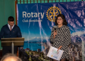 Blanca Pastor recogió el premio a su esfuerzo académico.