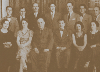 Eduarda Torá, segunda desde la derecha, en una foto en la que también aparece su marido, tercero de pie desde la derecha.