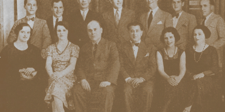 Eduarda Torá, segunda desde la derecha, en una foto en la que también aparece su marido, tercero de pie desde la derecha.
