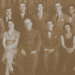 Eduarda Torá, segunda desde la derecha, en una foto en la que también aparece su marido, tercero de pie desde la derecha.