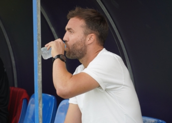 Guille Fernández en el banquillo de La Nucía.