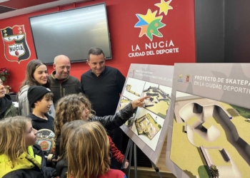 El alcalde muestra los planos del skate park a los miembros del club.