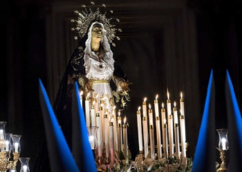 El barrio alicantino de Santa Cruz, desplegando fervor por su Cristo.