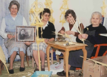 En la imagen se encuentra Dorotea, de la familia de ‘los datileros’, rizando palma junto a sus hijas Marisun, Isa y Dori.