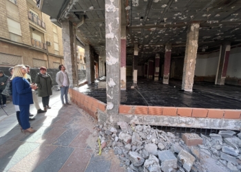 Visita de la alcaldesa y los concejales a las obras de la nueva sala de estudios 24 horas.