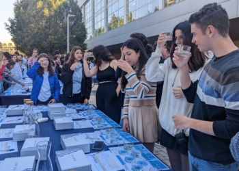 Multitudinaria cata de agua “a ciegas” organizada por Aguas de Alicante para el alumnado de la UA