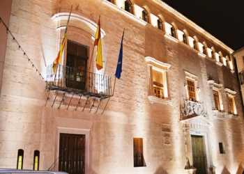 El palacio consistorial fue mandado construir por Pedro de Medina como Casa Abadía de la Iglesia Arciprestral de Santiago.