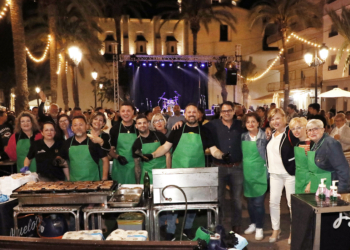 El alcalde de Dolores, Joaquín Hernández (5º por la derecha), durante la hamburguesada.