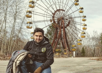 Lucas Barrera junto a la noria de Chernobil, Ucrania.