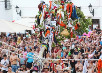 Los ‘Amics de l’Arbret’ unen fiesta y ecología con la plantación de 25 nuevos chopos