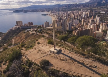 La actual cruz con Benidorm a sus pies.